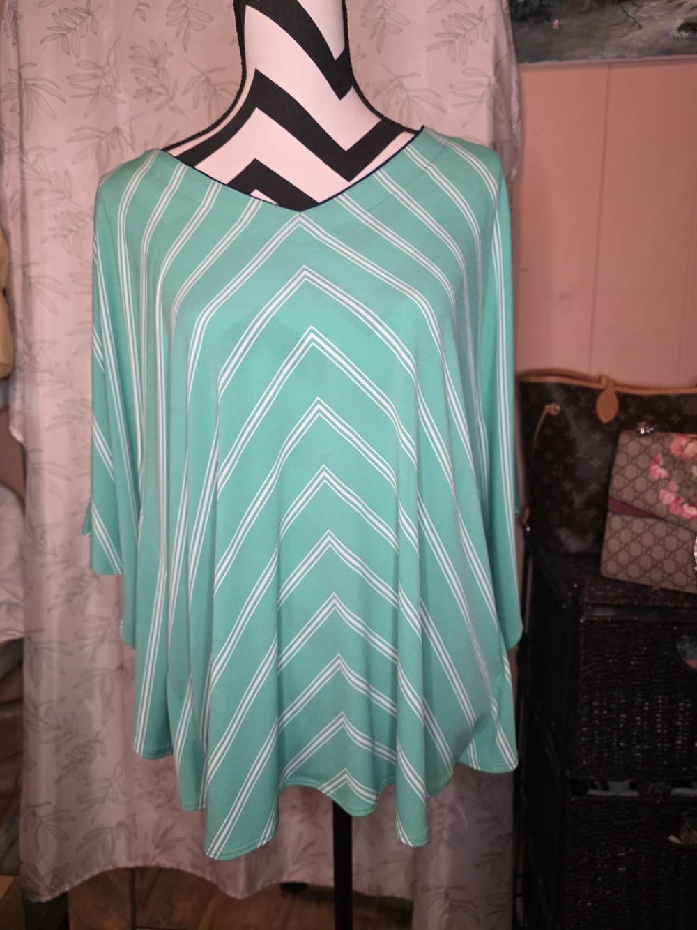 Susan Graver Liquid Knit Striped V Neck Dolman Top - Sz. Med. Kelly Green 💚